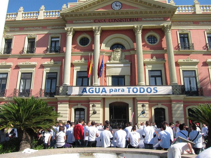 Policías se concentran a las puertas del Ayuntamiento de Murcia con sus familias