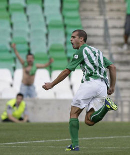 Juanma celebra un gol con el Betis 
