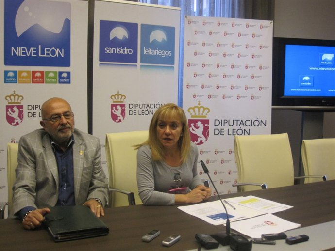 Carrasco (d) presenta los nuevos portales.