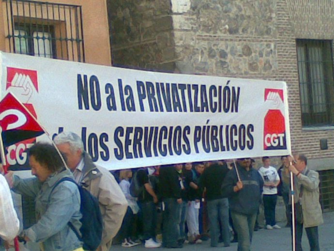 Los sindicatos se manifiestan contra la privatización de los polideportivos de M
