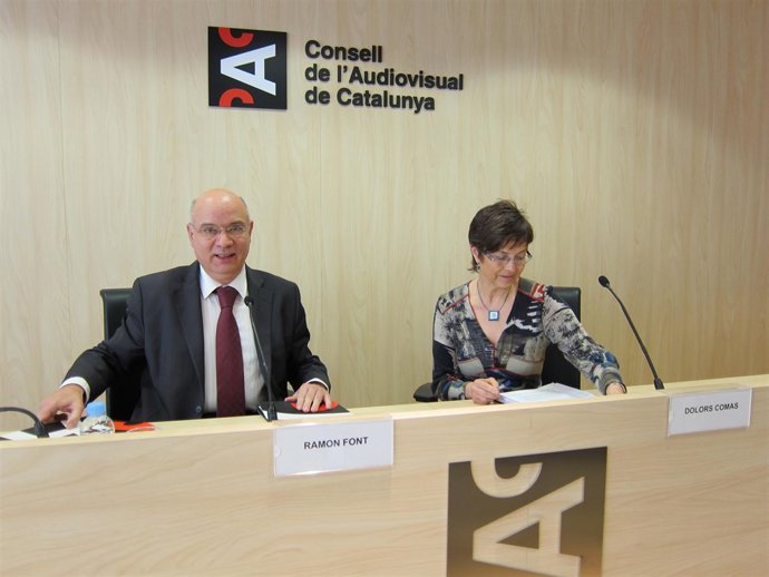El presidente del CAC, Ramon Font, y la consellera Dolors Comas