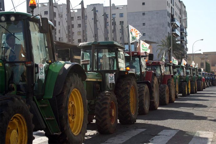 Concetración de UPA-Sevilla ante la Consejería de Agricultura y Pesca.