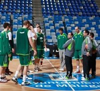 Baloncesto.- Freeland (Unicaja) sigue con molestias en la tibia izquierda y tampoco pudo entrenarse este jueves