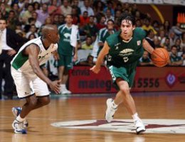 Berni Rodríguez conduce el balón en un partido