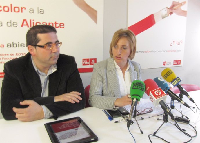 La secretaria provincial del PSPV, Ana Barceló, y el coordinador del Comité Elec