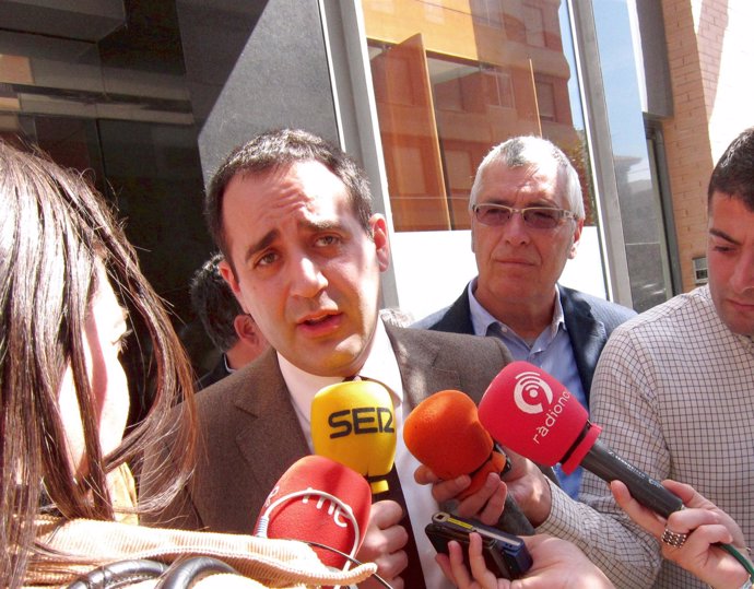 Jorge Alarte atiende a los periodistas en Castellón.