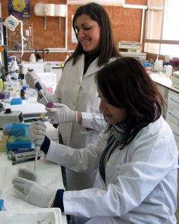Investigadores de la UMA en un laboratorio