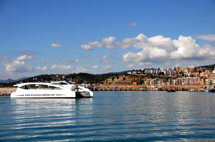 Catamarán que funciona con energías renovables