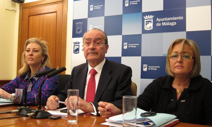 El alcalde de Málaga, Francisco de la Torre, y las ediles de Economía y de Soste