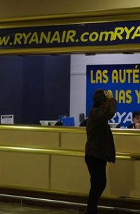 La UCE denunciará a Ryanair si cobra la tasa preventiva de 2 euros