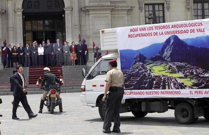 El presidente peruano, Alan García, recibe las piezas arqueológicas de Machu Pic