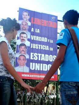 Valla instalada en las calles cubanas pidiendo la liberación de 'Los cinco' 