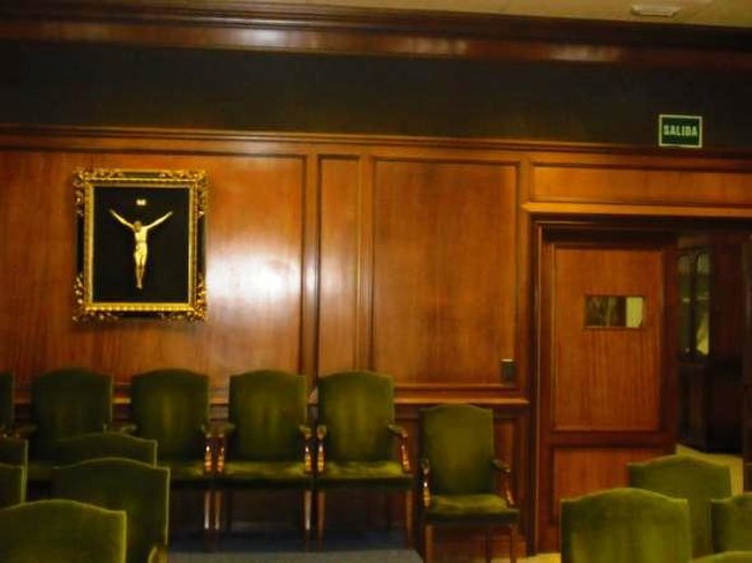 Un cuadro de un crucifijo en el salón de plenos de la Diputación Provincial de A