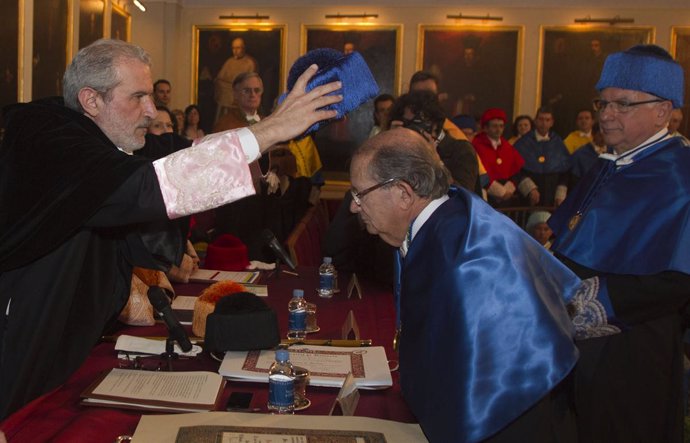 Estebán Morcillo inviste 'honoris causa' al químico Miguel Valcárcel.