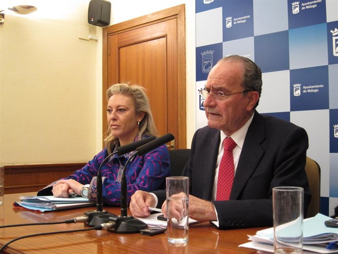 El alcalde Francisco de la Torre y la concejala Carolina España