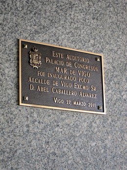 Placa conmemorativa de la inauguración del auditorio municipal de Vigo