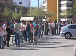 Aficionados del Betis, en las colas ante las taquillas del Villamarín