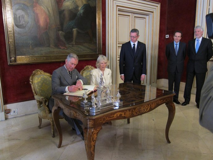 Carlos de Inglaterra firman el libro de honor del Ayuntamiento de Madrid