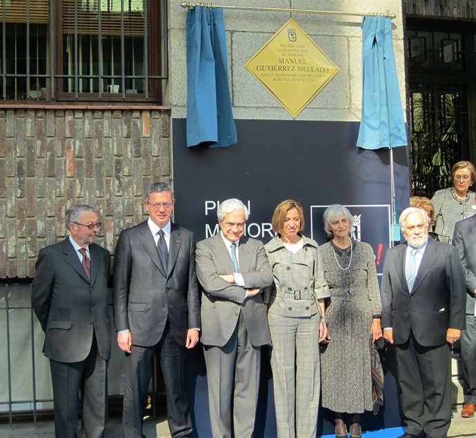 Chacón, Gallardón y Oliart con los hijos de Gutiérrez Mellado en el descubrimien