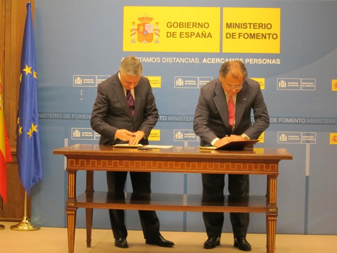 Firma del acuerdo entre Anfac y Fomento