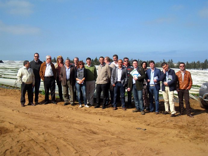 Empresarios del sector auxiliar de la agricultura andaluza, en su visita a empre