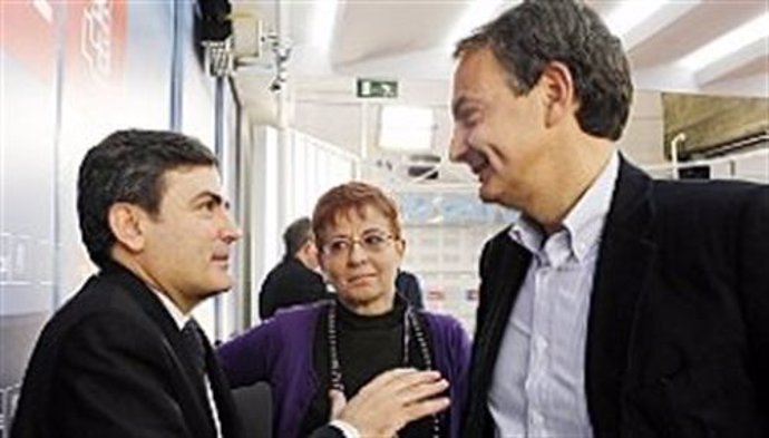 Pedro Saura conversando con el presidente Zapatero y la candidata socialista a l