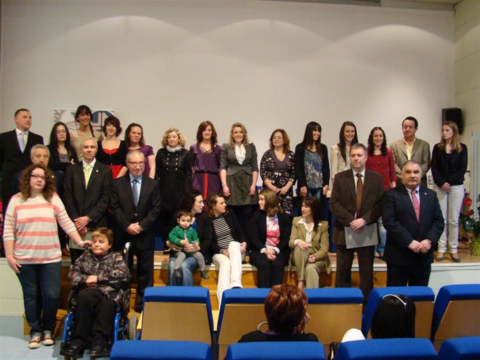Titulados que han recogido sus orlas en el Día de la UNED