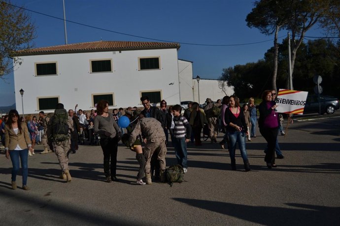 Familiares dan la bienvenida a los militares 