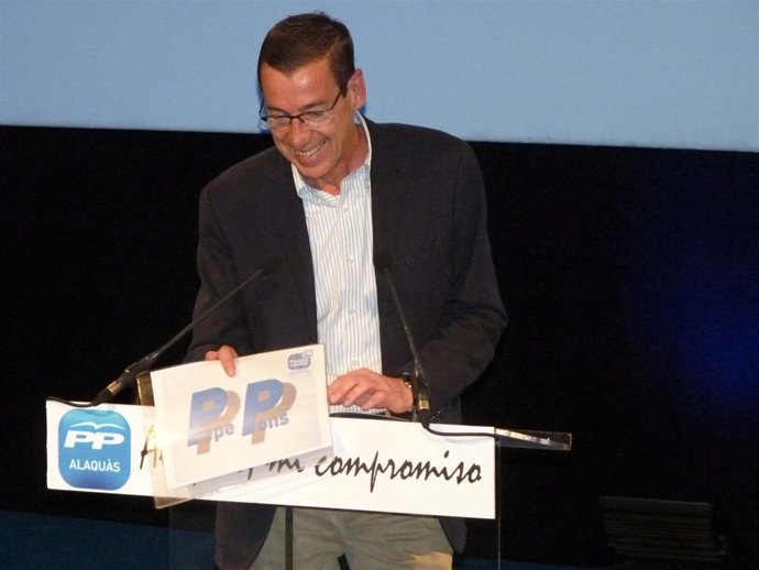 Clemente muestra un cartel con el nombre del candidato de Alaquàs escrito aprove