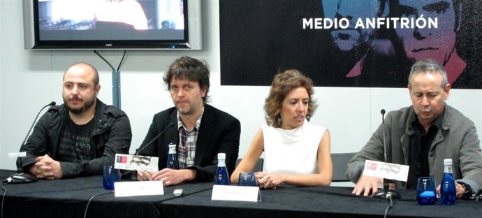 El director de 'Intruders', Juan Carlos Fresnadillo, junto a los productores en 