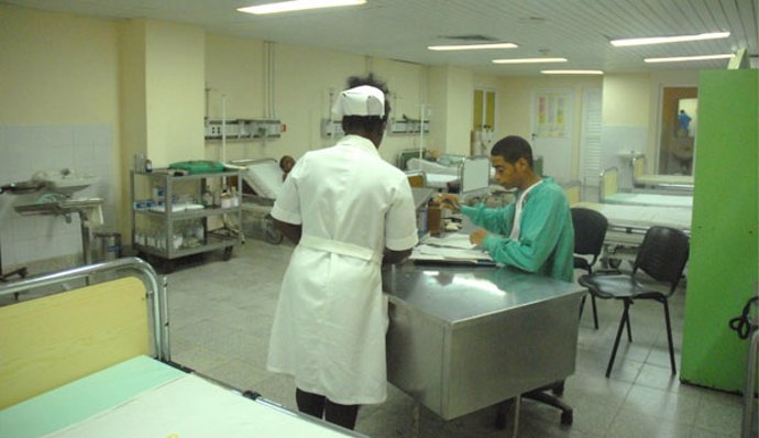 Enfermeros trabajando dentro de un hospital cubano.