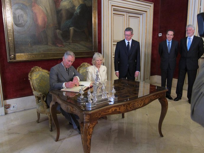 Carlos de Inglaterra firman el libro de honor del Ayuntamiento de Madrid