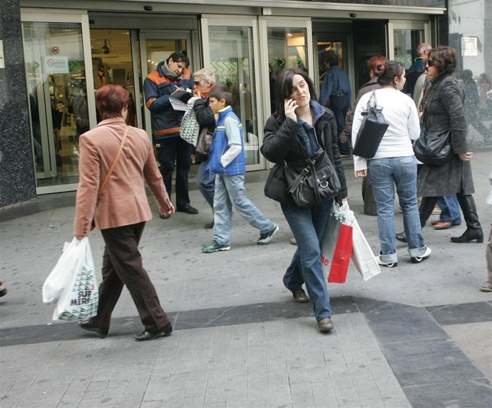 Gente comprando a las puertos de un hipermercado