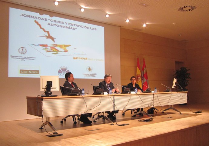 El presidente de las Cortes, en el medio, durante la inauguración de la Jornada