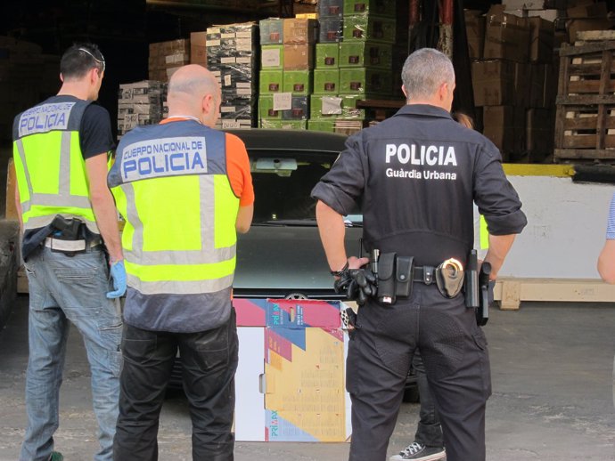 Agentes efectuando el registro en Barcelona