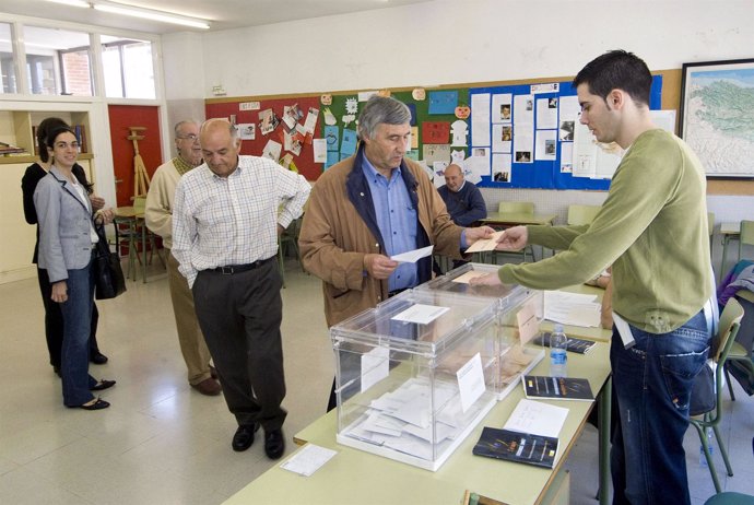 Un hombre deposita el voto en un colegio electoral de Pamplona.