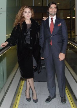 Estrella Morente y su marido Javier Conde en el aeropuerto