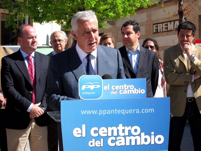 El presidente del PP de Andalucía, Javier Arenas, atiende a los medios en Antequ