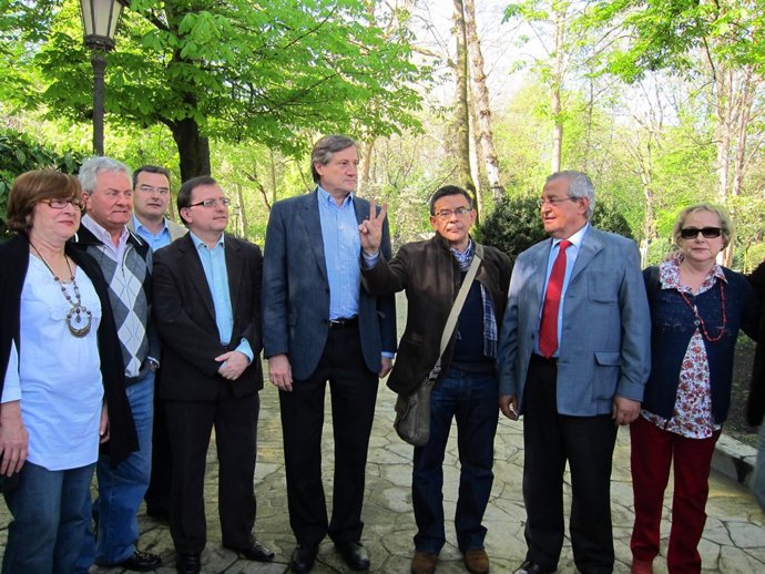 Willy Meyer, Jesús Iglesias y Sánchez Ramos en el Camp oSan Francisco de Oviedo
