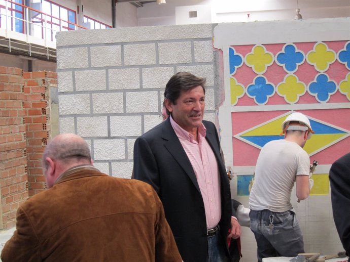 Javier Fernández, durante su visita a las instalaciones de la Fundación Laboral 