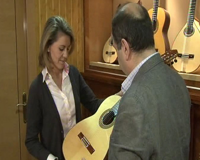 Cospedal visita una fábrica de guitarras
