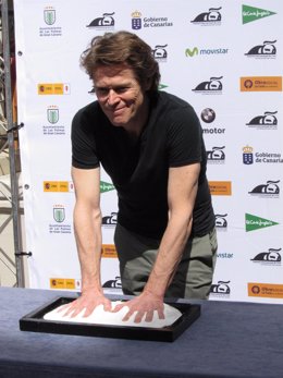 Willem Dafoe durante la impresión de manos para el Festival Internacional de Cin