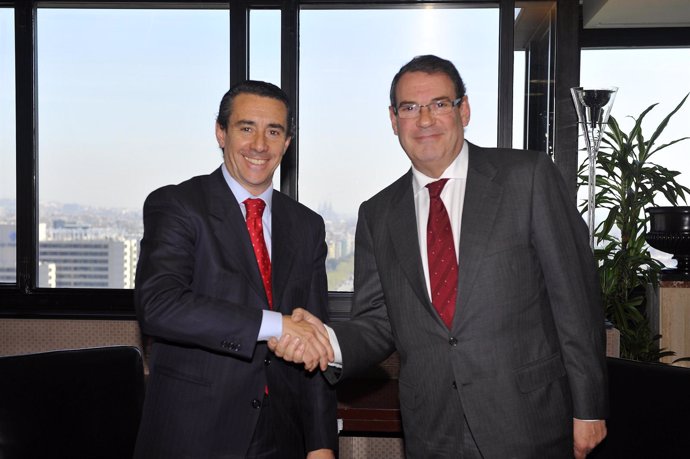 Juan Antonio Alcaraz, director general adjunto ejecutivo de La Caixa, y Juan Mol