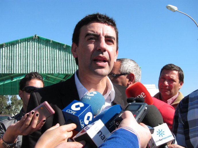 El portavoz del grupo parlamentario socialista, Mario Jiménez, en los medios.