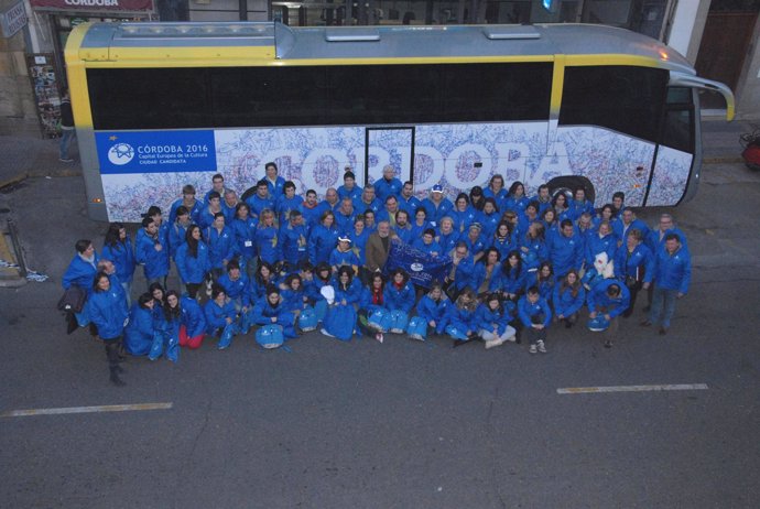 Los voluntarios de Córdoba 2016 ante el autobús de la Capitalidad Cultural