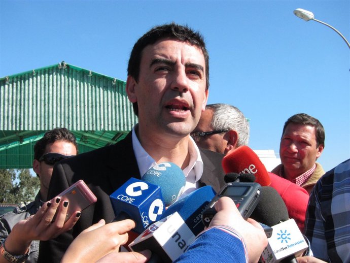 El portavoz del grupo parlamentario socialista, Mario Jiménez, en los medios.