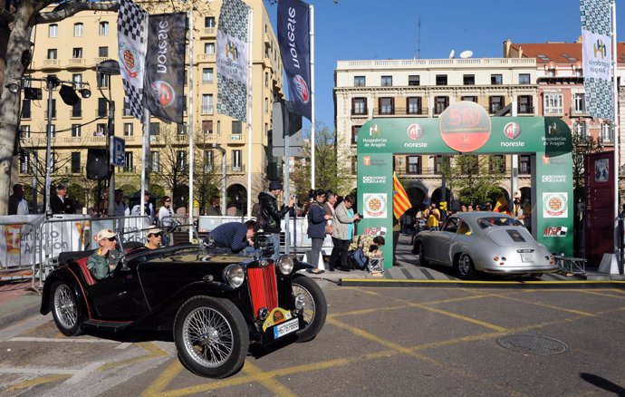 Salida de los vehículos del Rally de Hospederías de Aragón, en Zaragoza