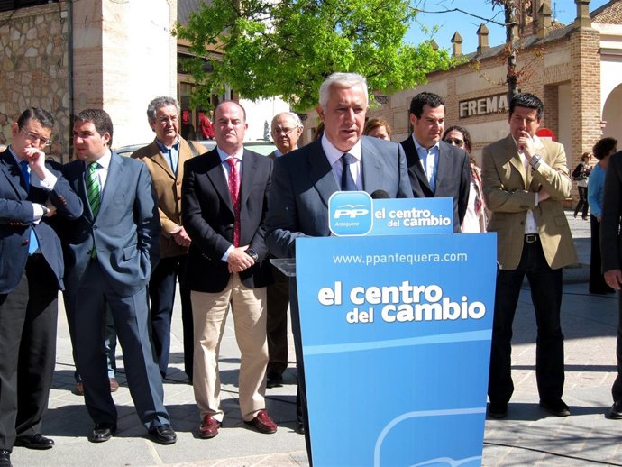 El presidente del PP de Andalucía, Javier Arenas, en una comparecencia pública