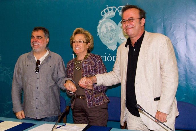 La presidenta de la Diputación de Huelva, Petronila Guerrero, junto al director 