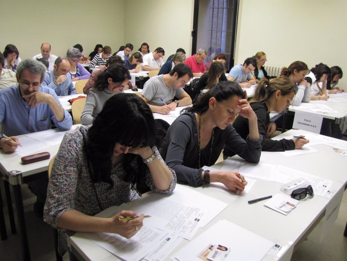 Alumnos comenzando una pruebas en la Universidad